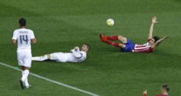 Penalti de Sergio Ramos a Tiago.