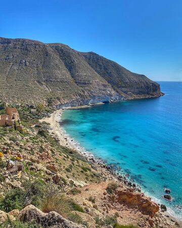 La Cala de San Pedro pertenece a la playa de Las Negras y es todo un reclamo para aquellos amantes de las playas de arena blanca y aguas de color turquesa. En la cala habita una comunidad hippie desde hace varias décadas. Se practica el nudismo. Posee un fondo marino cubierto por densas praderas de posidonia, un hogar perfecto para la fauna.