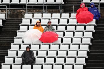 SUZUKA, JAPAN - OCTOBER 06:  Fans shelter from the rain during practice for the Formula One Grand Prix of Japan at Suzuka Circuit on October 6, 2017 in Suzuka.  (Photo by Mark Thompson/Getty Images)