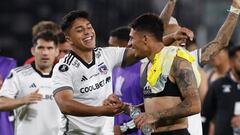 AME8485. SANTIAGO (CHILE), 13/03/2024.- Damián Pizarro (i) y Alan Saldivia de Colo Colo celebran al final de un partido de la Copa Libertadores frente a Sportivo Trinidense este miércoles, en el estadio Monumental David Arellano en Santiago (Chile). EFE/ Osvaldo Villarroel
