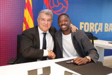 Este jueves ha tenido lugar la firma del nuevo contrato de Ousmane Dembélé en la Ciudad Deportiva Joan Gamper junto con el Presidente del FC Barcelona, Joan Laporta.