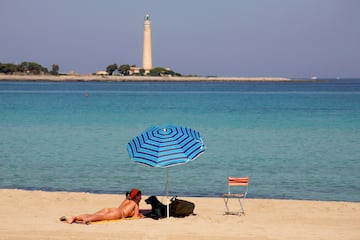 La temperatura del agua del Mediterr¨¢neo est¨¢ fresca pero se puede disfrutar. La temperatura ambiental es muy agradable. En la foto, la playa de San Vito Lo Capo.