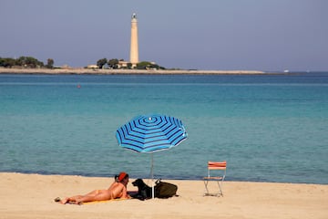 La temperatura del agua del Mediterrneo est fresca pero se puede disfrutar. La temperatura ambiental es muy agradable. En la foto, la playa de San Vito Lo Capo. 