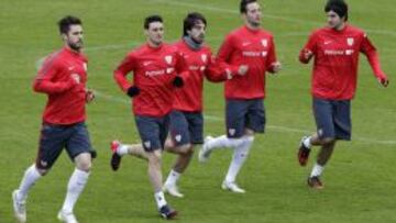 Kike Sol&aacute;, junto a Aritz Aduriz.