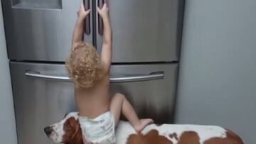 La inteligencia de este niño para abrir el refrigerador