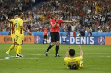 1-1. El árbitro Viktor Kassai pitó penalti por la falta cometida de Evra a Stancu. El rumano anotó el gol del empate desde los 11 metros.