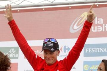 El estadounidense Chris Horner (Radioshack), en el podium tras proclamarse ganador virtual de la Vuelta Ciclista a España,al llegar segundo clasificado en la vigésima etapa disputada entre Avilés y el Alto de L'Anglirú, de 142,2 kilómetros