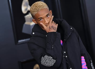 El actor y rapero estadounidense Jaden Smith, hijo del actor Will Smith, posa a su llegada al Madison Square Garden de Nueva York, para participar de la 60 edición de los Premios Grammy.