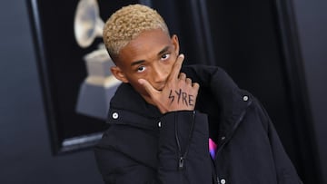 El actor y rapero estadounidense Jaden Smith, hijo del actor Will Smith, posa a su llegada al Madison Square Garden de Nueva York, para participar de la 60 edición de los Premios Grammy.