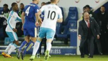 Benítez dando indicaciones a sus futbolistas.