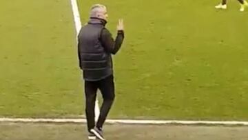 El gesto de Mourinho a los fans del Chelsea que le increparon