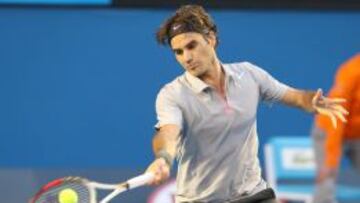 Roger Federer ejecuta una derecha frente al joven &iacute;dolo local Bernard Tomic en la tercera ronda del Abierto de Australia.