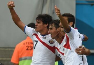 1-0. Bryan Ruiz celebra el primer gol con sus compañeros.