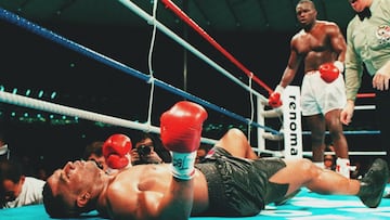 Mike Tyson, en la lona, ante la atenta mirada de Buster antes de convertirse en campe車n