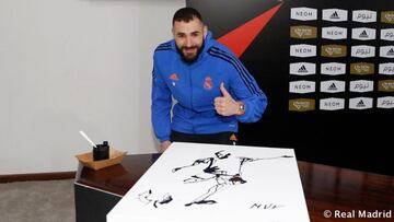 Benzema, ante el cartel que le reconocía como MVP del partido ante el Barcelona.