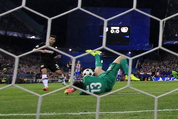 Jan Oblak saves from Kevn Volland's effort.