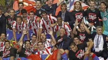 <b>EL TROFEO YA ESTÁ EN EL MUSEO.</b> Hoy la Supercopa está en el Museo para los aficionados que quieran fotografiarse con ella. Y ante el Sporting la plantilla ofrecerá el trofeo a la afición rojiblanca. Y se guardará un minuto por los seguidores atléticos fallecidos en el último año.