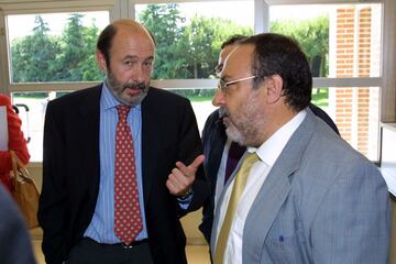 Mesa Redonda sobre comunicadores deportivos en 2001 en la Universidad Francisco de Vitoria. En la imagen, con Alfredo Relaño.