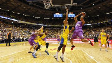 Anthony Randolph ante Devin Smith.