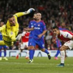Alexis sigue en racha, pero Arsenal se hunde en Champions
