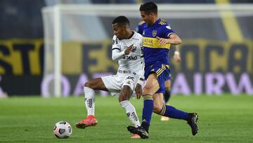 Brazil&#039;s Atletico Mineiro Tche Tche (L) and Argentina&#039;s Boca Juniors Diego Gonzalez vie for the ball during their Copa Libertadores round of 16 first leg football match at La Bombonera Stadium in Buenos Aires, on July 13, 2021. (Photo by Marcelo Endelli / POOL / AFP)