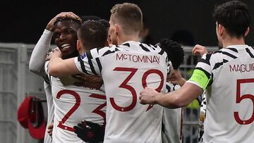 Pogba, felicitado por sus compañeros tras su gol al Milan.