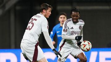 Wout Weghorst y Bertrand Traore en un partido con el Ajax.