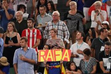 Una seguidora de Rafael Nadal le anima en su partido de octavos ante Gael Monfils.