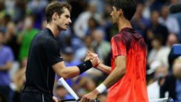 Andy Murray saluda a Thomaz Bellucci tras el partido.