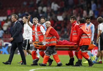 El jugador del Celta de Vigo, Aidoo, sale lesionado en camilla. 