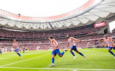 Julián Álvarez celebra con sus compañeros el 4-2 para el Atlético de Madrid. 