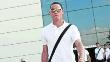 <b>GOLEADOR. </b>Ricardo Oliveira, ayer, a su llegada, en el aeropuerto de Alicante.