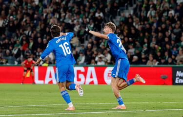 1-1.  Dean Huijsen celebra el primer tantp con Gonzálo.