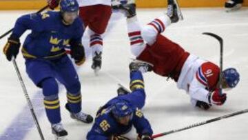 Martin Erat (91) frente a Erik Karsson (65) y Patrik Berglund (14).
