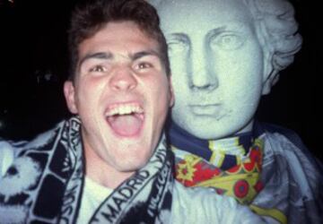 Iker Casillas celebrando el titulo de campeón de Liga con el Real Madrid en la temporada 00/01 en Cibeles