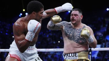 Anthony Joshua y Andy Ruiz durante su combate de revancha en Arabia Saud&iacute;.