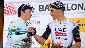 Roglic y Ayuso se felicitan en el podio final de la Volta a Catalunya en Barcelona.