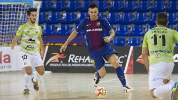 Sergio Lozano controla un bal&oacute;n durante el partido de Liga entre el Bar&ccedil;a Lassa y el Palma Futsal.