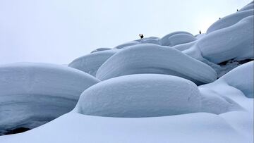 Bancadas de roca repletas de nieve en Lake Tahoe (California, Estados Unidos), en marzo del 2023.