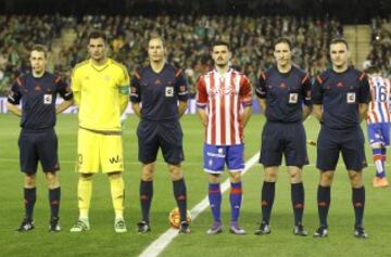El árbitro Álvarez Izquierdo acompañado por sus asistente Juan Carlos Barranco e Ignacio Rubio el cuarto árbitro Óscar Martínez y los capitanes Adán y Sergio Álvarez.