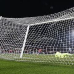 Isla marcó ante Uruguay su primer gol en duelos oficiales