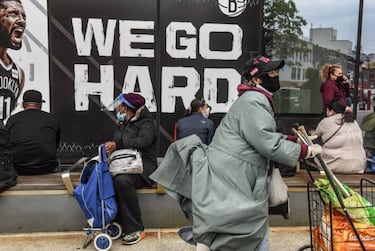 US unemployment figures rise by 2.4m despite easing of lockdown