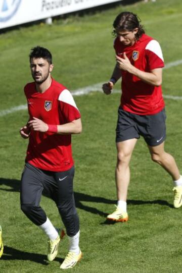 Los jugadores del Atlético de Madrid David Villa (i) y el italo-brasileño Filipe Luis.