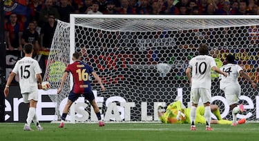 3-2. Mal pase de Luka Modric para Brahim Díaz que intercepta Jules Koundé. El francés avanza al balcón del área y dispara raso, ajustado a la derecha de Thibaut Courtois. Imparable para el guardameta del Real Madrid.