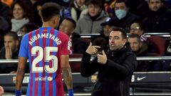 Aubameyang, con Xavi en un partido.