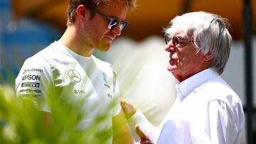 Rosberg con Ecclestone en el paddock de Bakú.