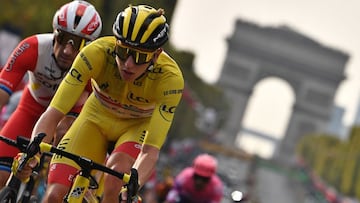 Tadej Pogacar, ganador del Tour, en los Campos Elíseos.