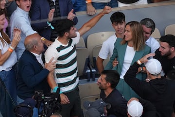 Carlos Alcaraz celebra la victoria con su familia.