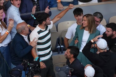 Carlos Alcaraz celebra la victoria con su familia. 