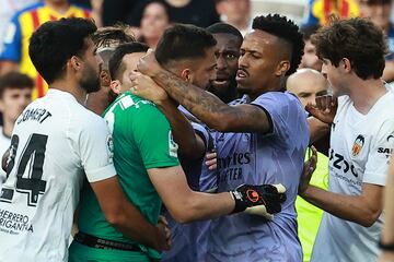 High tension at the Mestalla: images as Vinicius abused